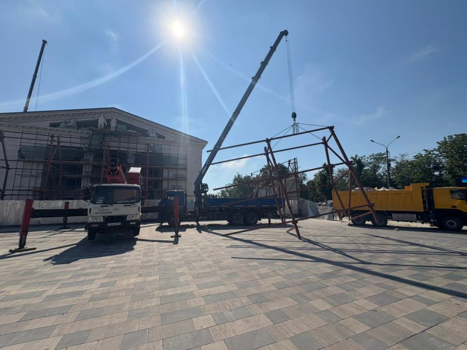 В Мариуполе продолжаются работы по восстановлению Драматического театра