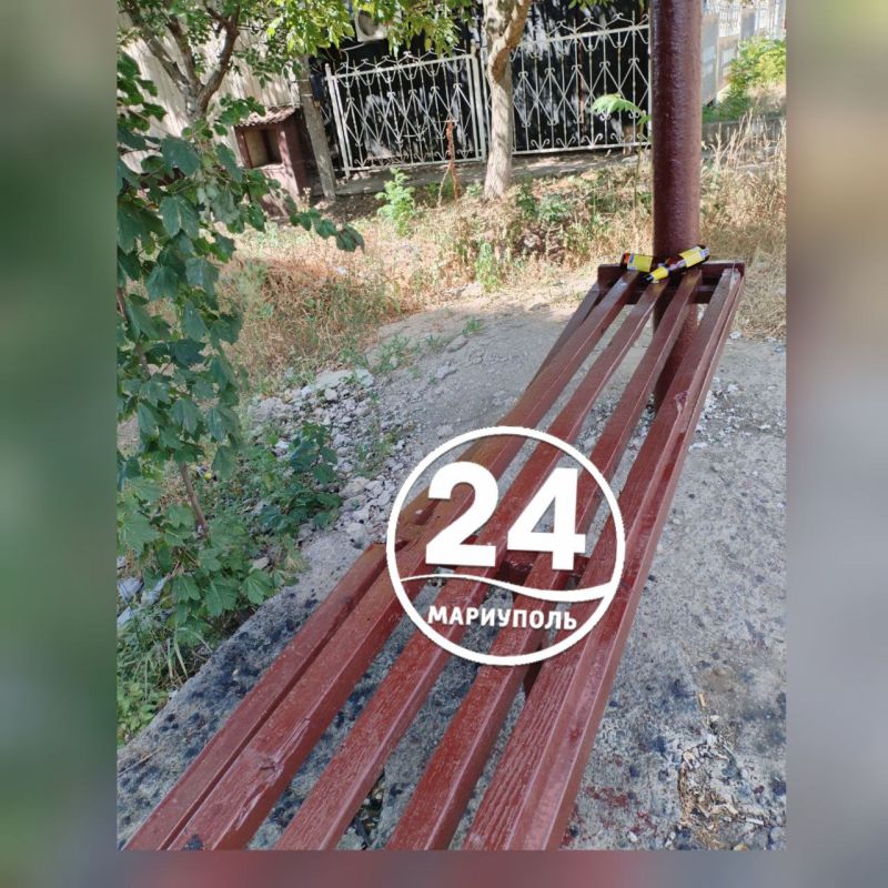 ПИШУТ ЧИТАТЕЛИ. Наша подписчица Людмила прислала комментарий и фото в продолжении темы аварийного остановочного павильона на ул Азовстальской! После публикации, достаточно быстро приехала бригада и часть остановки...