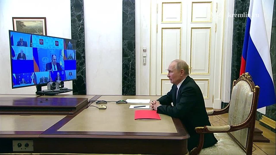 Президент по видеосвязи проводит заседание Совета Безопасности