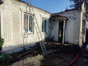 Огонь повредил дом в Ляпино