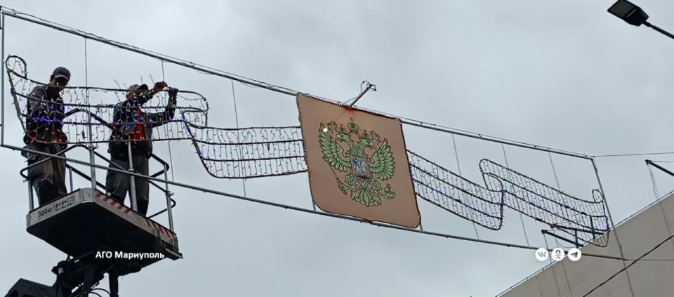 «Мариупольгорсвет» продолжает монтаж праздничной атрибутики