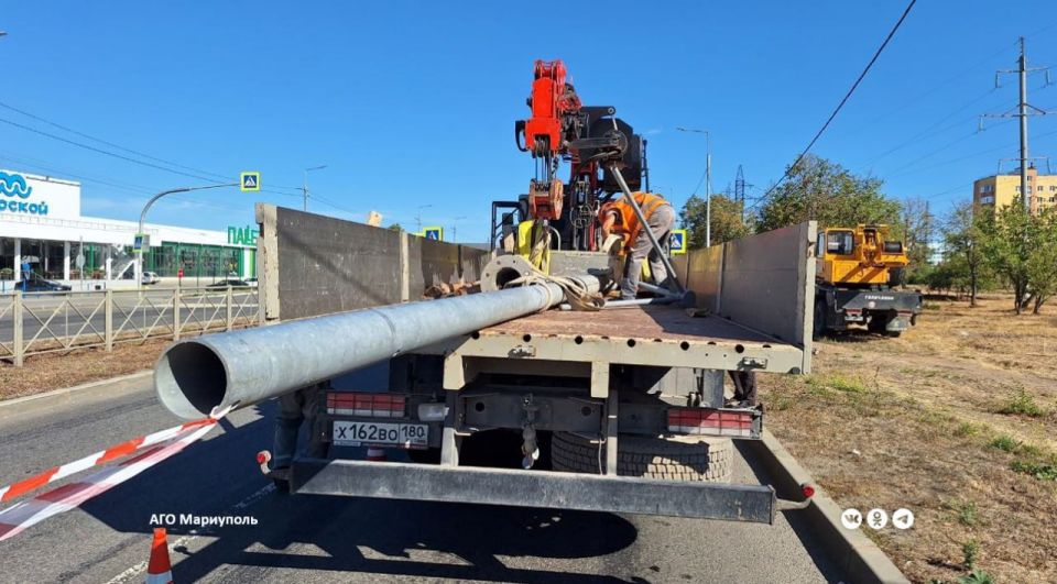 Энергетики демонтировали поврежденные электроопоры в двух районах Мариуполя