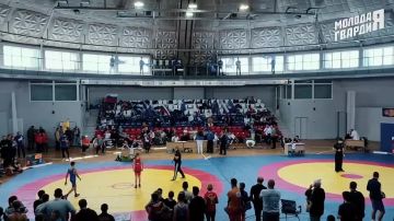 Мариуполь. «Молодая Гвардия» совместно с Федерацией спортивной борьбы организовала республиканский турнир по греко-римской борьбе В соревнованиях, приуроченных ко дню города, приняли участие более 350 спортсменов, среди...