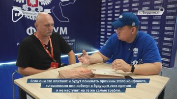 На образовательном форуме Донецкого реготделения Единой России в Бердянске презентовали книгу «Сквозь мрак к свету» мариупольского фотографа Алексея Бареты