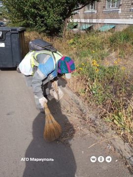 Мариупольские коммунальщики провели уборку дворов в Ильичевском и Орджоникидзевском районах