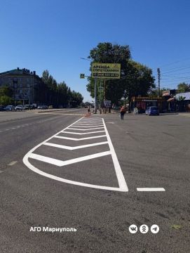 В Ильичевском районе Мариуполя дорожники обновляют пешеходную разметку