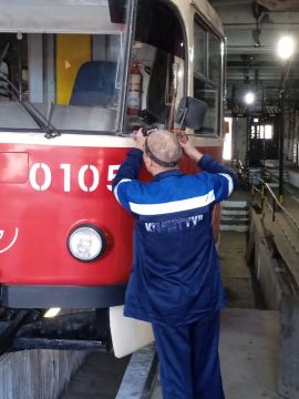 Мариупольтранс: Ежедневно специалисты трамвайного депо МУП «МАРИУПОЛЬТРАНС» проводят технический осмотр состояния ответственных узлов трамвайных вагонов, а также производится проверка комплектности экипировки