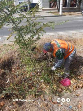 На левобережье Мариуполя коммунальщики благоустроили сквер 50-летия Комсомола
