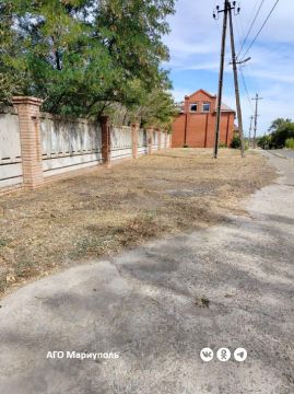 Мариупольские коммунальщики провели уборку еще двух ритуальных мест