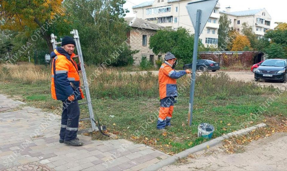 Специалисты МУП «Мариупольавтодор» продолжают заботиться о безопасности дорожного движения в городе