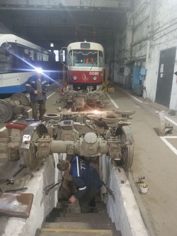 Мариупольтранс: Сотрудники трамвайного депо МУП ,,МАРИУПОЛЬТРАНС,, проводят ремонт и ТО-2  трамвайного вагона 0086
