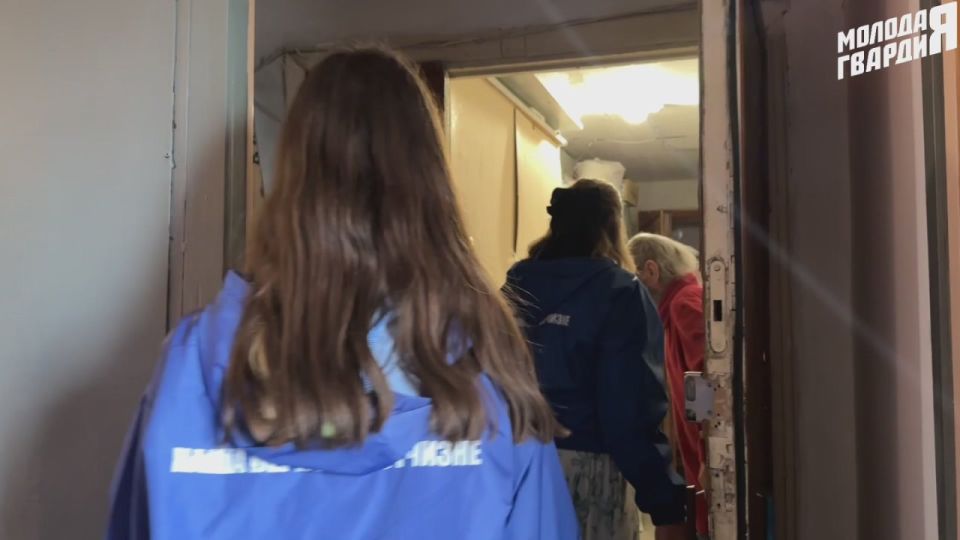 Команда «Молодой Гвардии» продолжает оказывать адресную помощь жителям Мариуполя, которые особенно остро нуждаются в поддержке