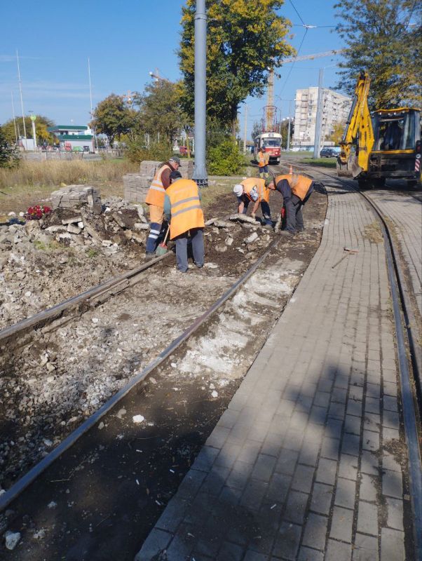 Мариупольтранс: Специалисты службы по обслуживанию и ремонту пути МУП «МАРИУПОЛЬТРАНС» выполняют работы по демонтажу 135 м2 плитки ФЭМ с подстилающим слоем на трамвайном полотне