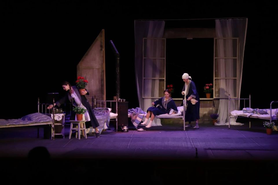 Артисты Мариупольского театра выступили в Кузбассе