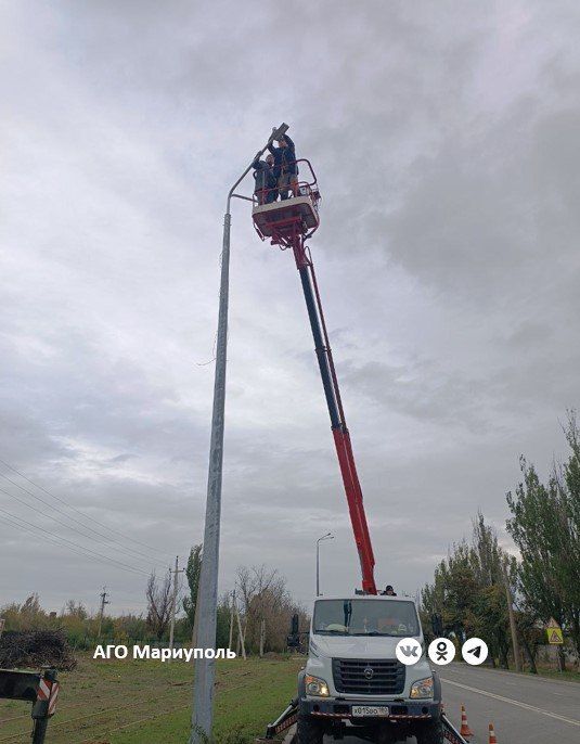 Энергетики провели работы по модернизации сетей наружного освещения во всех районах Мариуполя