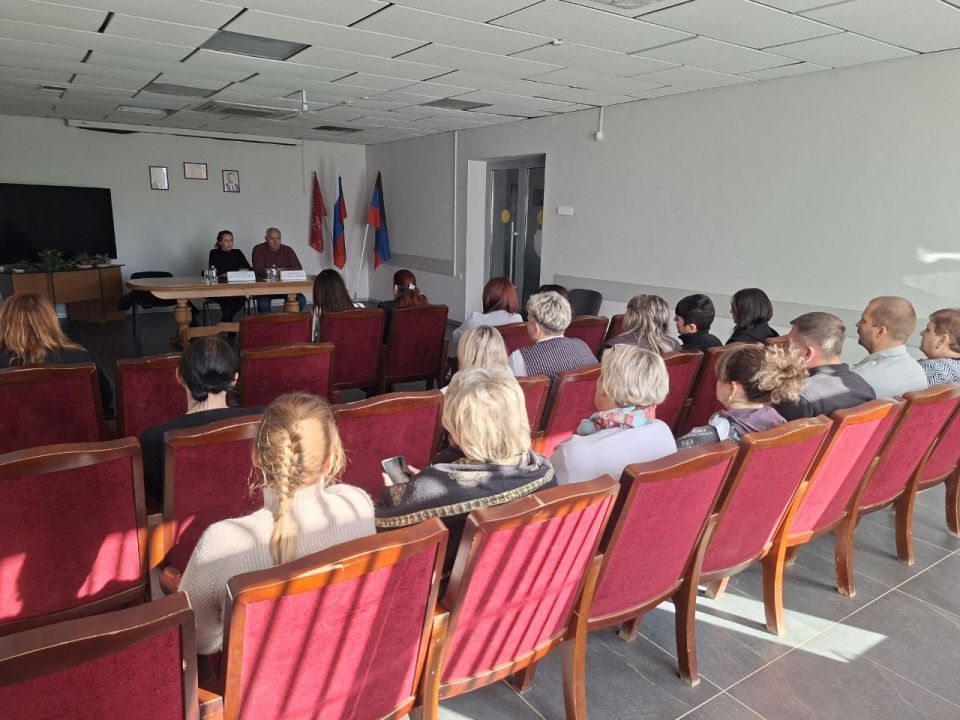 В Управе Ильичевского внутригородского района состоялась встреча жителей с заместителем главы Администрации городского округа Мариуполь Калачевой Викторией