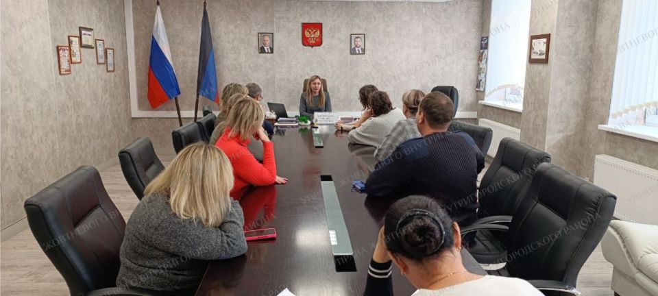 В Жовтневом внутригородском районе города Мариуполя состоялась встреча руководителя управы Оксаны Кирьякуловой с жителями