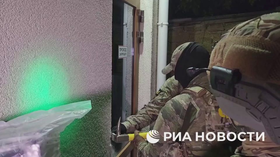 В Крыму вскрыта женская ячейка, распространявшая среди мусульман идеи о создании всемирного халифата, задержаны четыре человека, сообщили в ФСБ