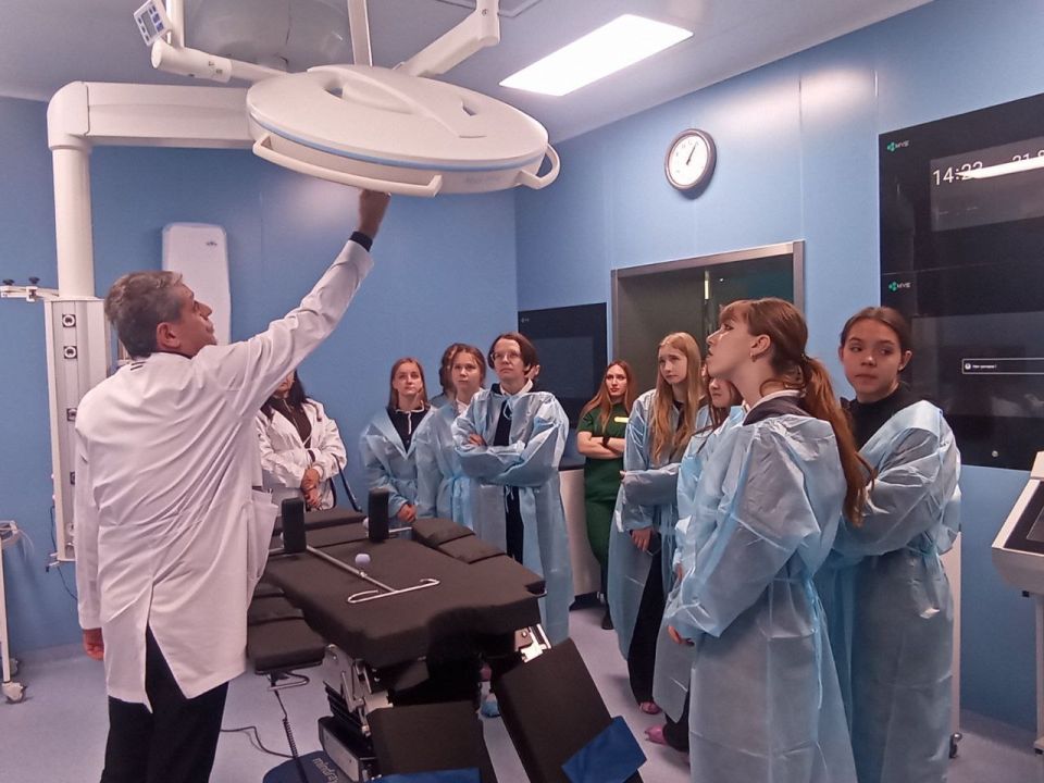 Влюбиться в профессию: как экскурсия в больницу помогает юным мариупольцам определиться с будущим
