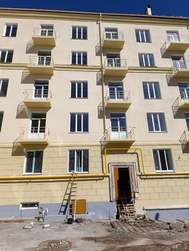 Ведется восстановление жилого здания на улице Артема в г. Мариуполе