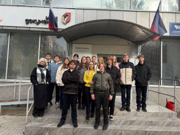 #УчитьсяВДобассе. Центры "Мои документы" продолжают проводить профориентационные мероприятия для школьников в рамках поручения Главы ДНР Дениса Пушилина и реализации национального проекта "Молодежь и дети"