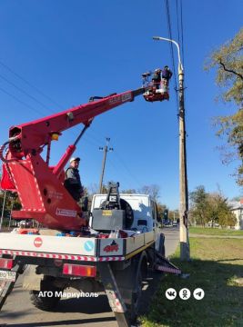 За вчерашний день энергетики смонтировали в Мариуполе более 20 светильников