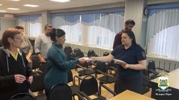 Семерым постоянно проживающим в Югре иностранцам полицейские Пыть-Яха вручили российские паспорта