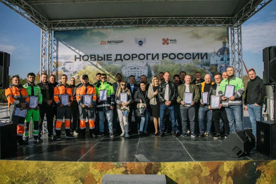 Сегодня работники дорожной отрасли страны повсеместно принимают поздравления