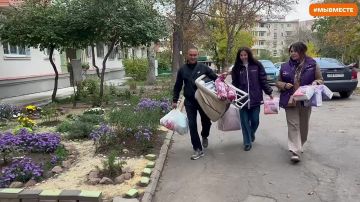 В рамках Всероссийской акции «Папе с любовью» Мариупольский штаб #МЫВМЕСТЕ совместно с Управлением опеки и попечительства АГО Мариуполь передали гуманитарную помощь отцу-одиночке