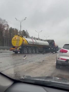 Три человека погибли при столкновении 4 грузовиков и 2 легковушек на 99-м километре трассы М-2 "Крым" в городском округе Серпухов, сообщает МВД