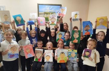 Сердца детей на холсте: выставка ко Дню отца