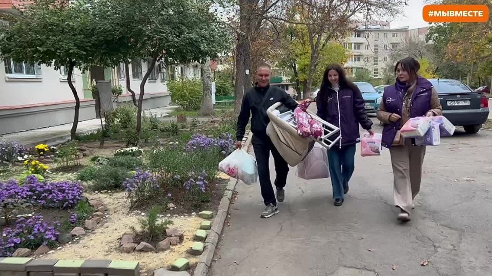 В рамках Всероссийской акции «Папе с любовью» Мариупольский штаб #МЫВМЕСТЕ совместно с Управлением опеки и попечительства АГО Мариуполь передали гуманитарную помощь отцу-одиночке