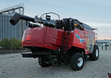 На одном из зерноперерабатывающих предприятий, расположенном в поселке Володарское под Мариуполем, корреспондент «КП Донецк» заметил патриотичный зерноуборочный комбайн GS12 производства «Брянсксельмаш»