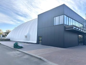 На мариупольской ледовой арене смонтирован купол, идет установка холодильного оборудования