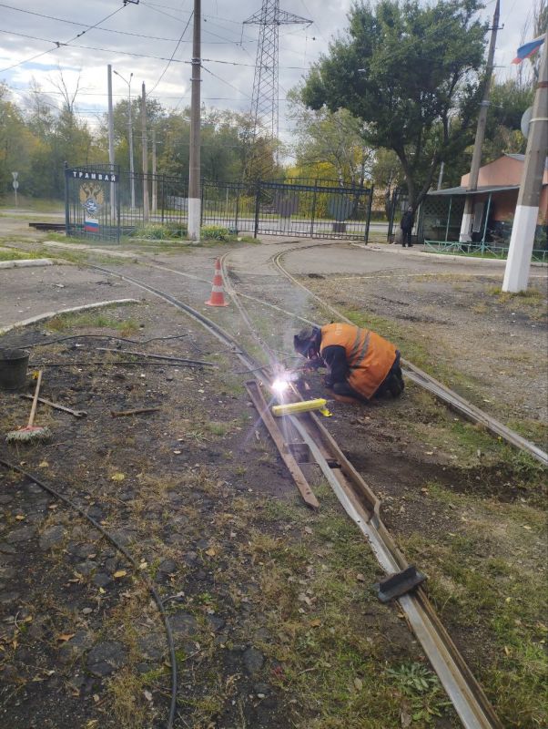 Мариупольтранс: Сотрудники службы по обслуживанию и ремонту пути МУП «МАРИУПОЛЬТРАНС» произвели ремонт 97 м. одиночного пути, выполнив ремонт стыков и спецчастей
