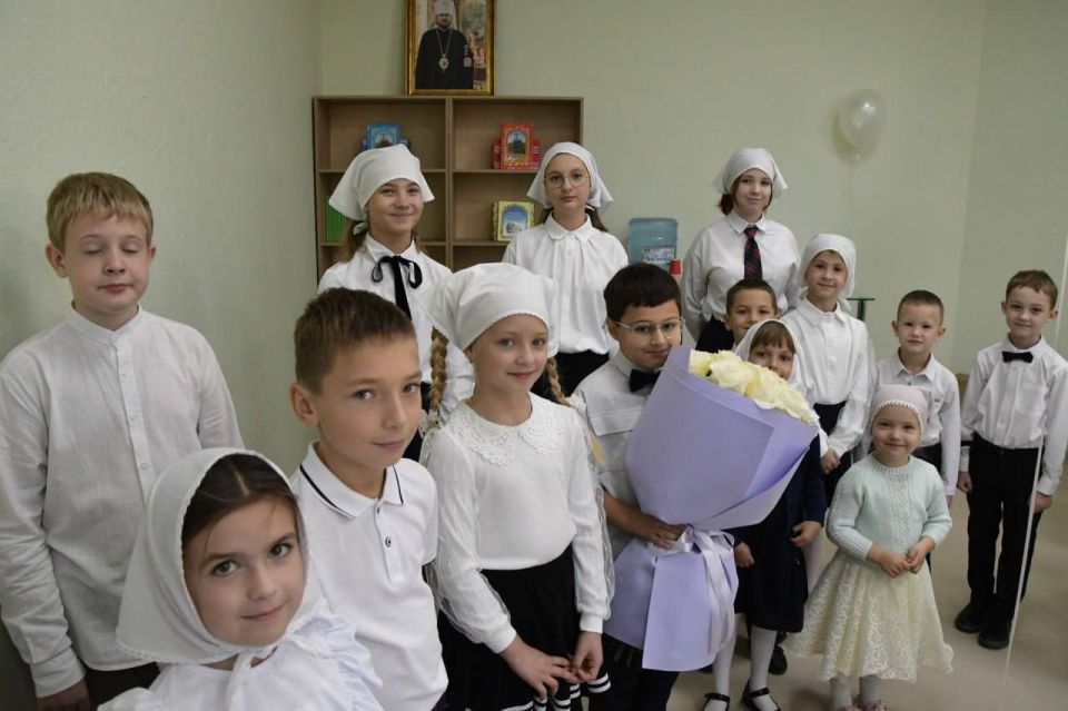 Благословенная помощь:. за партами, предоставленными Фондом "Сердце", обучаются ученики воскресной школы в соборе святых благоверных князей Петра и Февронии (г. Донецк)