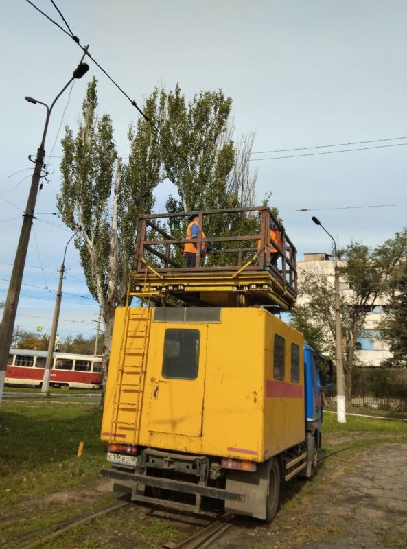 Мариупольтранс: Сотрудниками службы энергохозяйства МУП "МАРИУПОЛЬТРАНС," после проведения технического осмотра контактной сети трамвая в депо, выполнены работы по замене поперечных растяжек из проволоки на растяжки из троса