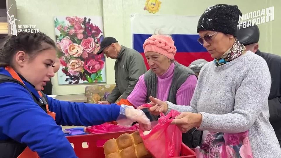 В Мариуполе активисты «Молодой Гвардии» и «Волонтерской Роты» помогают местным жителям