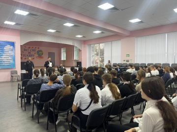 Мариупольские полицейские рассказали школьникам о своей работе