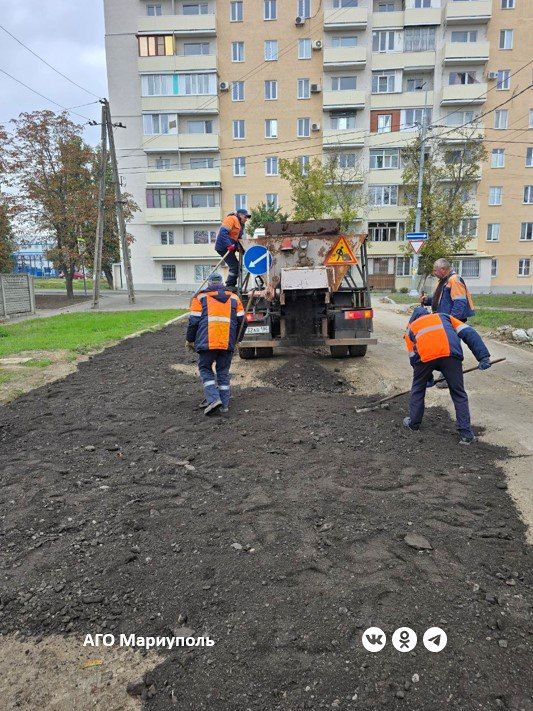 Специалисты провели дорожные работы в двух районах Мариуполя