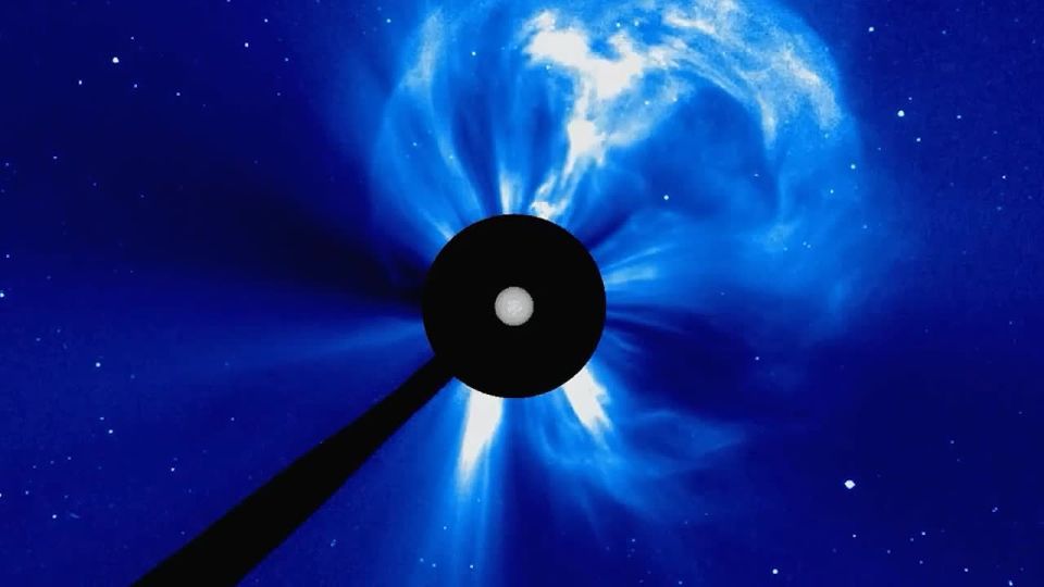 Крупный взрыв произошел на обратной стороне солнца