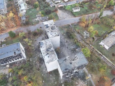 Террор ВСУ в Купянске. Вчера, 21 октября 2025 года, в 12:30, украинские вооруженные силы нанесли жестокий авиационно-бомбовый удар по жилому многоэтажному дому в Купянске, по адресу улица Первого Мая, дом 99, недалеко от...