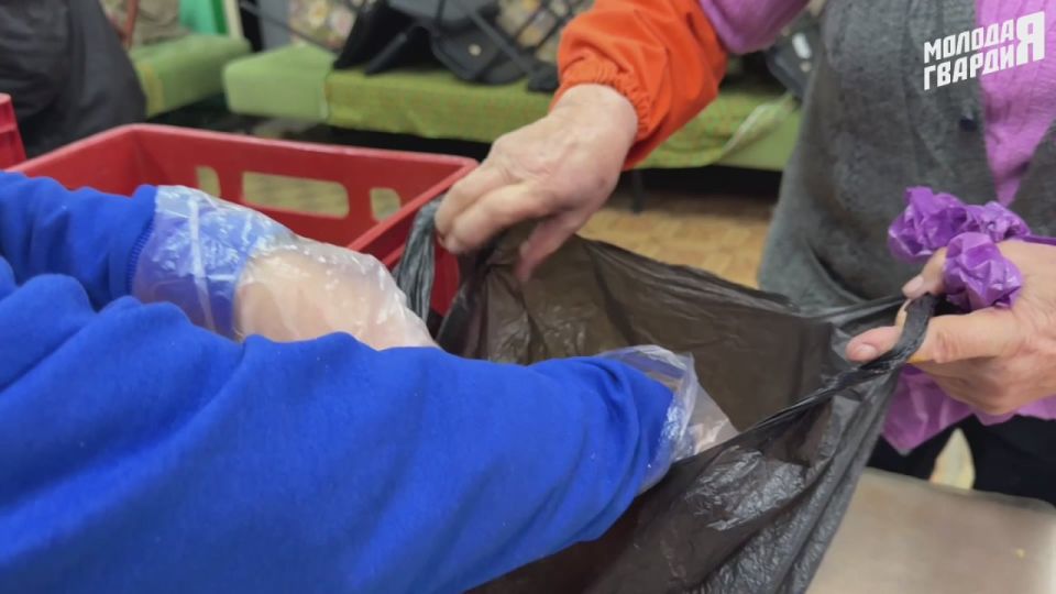 Волонтеры «Молодой Гвардии» и «Волонтерской роты» вновь объединили усилия с благотворительным фондом «Пища жизни», чтобы подарить людям немного тепла, внимания и поддержки