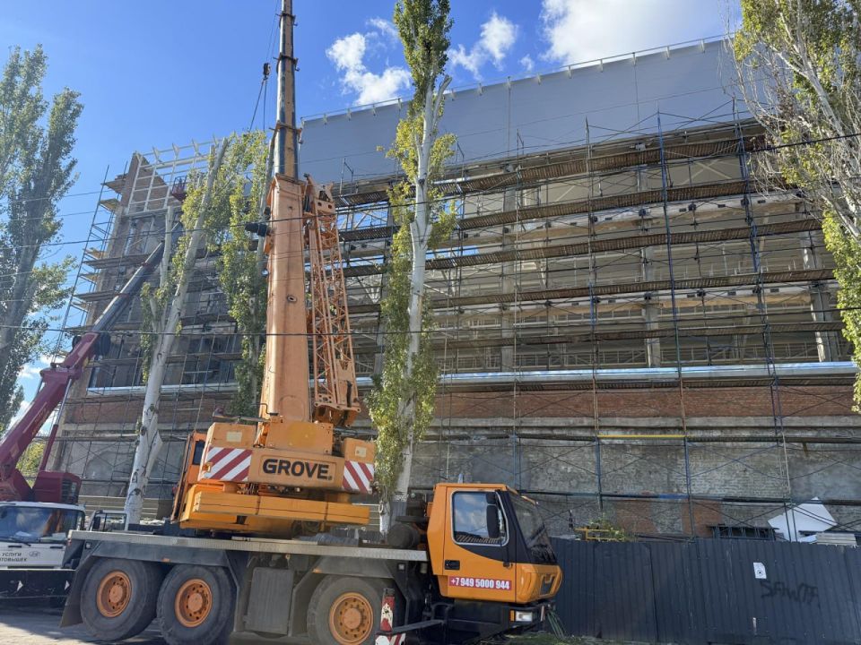 Строители из Санкт-Петербурга продолжают восстанавливать спорткомплекс «Нептун»