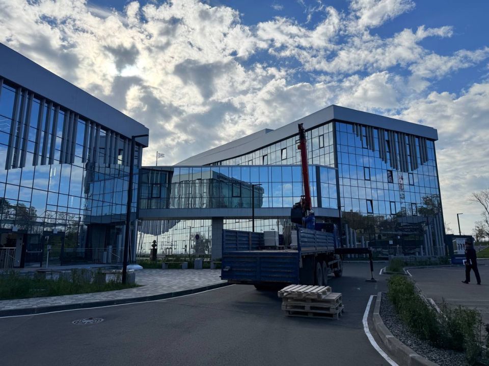 Строители из СанктПетербурга доставили постамент под бюст адмирала Павла Нахимова в Мариупольский филиал Нахимовского военноморского училища