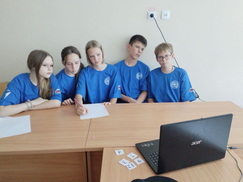 В мариупольской школе №5 прошла игра «Что? Где? Когда?» ко Дню Государственного флага Донецкой Народной Республики