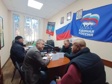 Во исполнение поручений Главы ДНР Дениса Пушилина заместитель председателя #Комитет_по_ЖКХ Виталий Золотнюк и Глава Володарского муниципального округа Сергей Юзвинкевич провели совместный прием граждан
