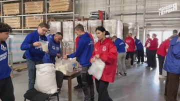 Волонтеры «Молодой Гвардии» и «Волонтерской роты» оказали помощь администрации городского округа Мариуполь в распределении гуманитарной помощи