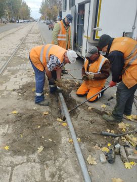 Мариупольтранс: Специалисты службы по обслуживанию и ремонту пути МУП«МАРИУПОЛЬТРАНС» произвели ремонт 74 м одиночного пути, в том числе ремонт стыков