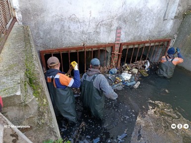 В Зинцевой балке Мариуполя дорожники прочистили ливневую канализацию